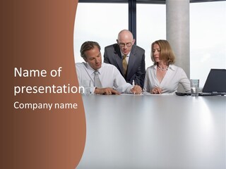 Businessclass Midman Laptopcomputer PowerPoint Template