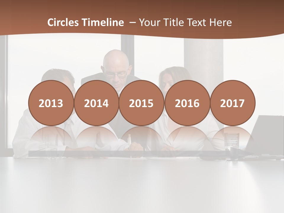 Businessclass Midman Laptopcomputer PowerPoint Template