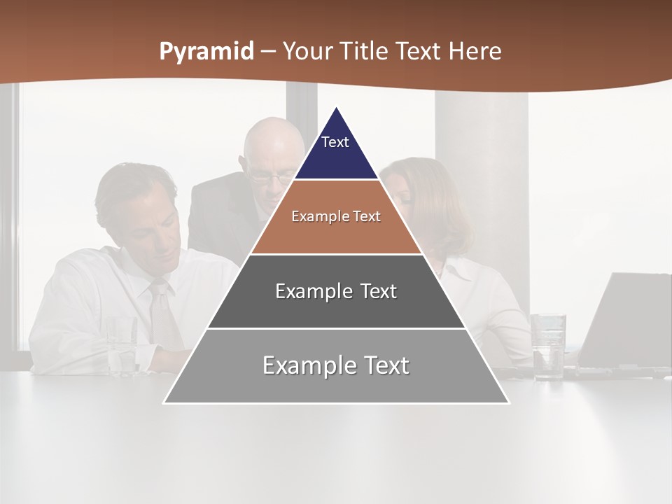 Businessclass Midman Laptopcomputer PowerPoint Template