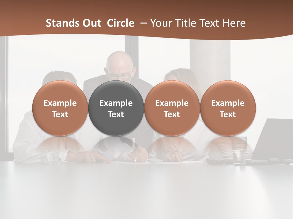 Businessclass Midman Laptopcomputer PowerPoint Template