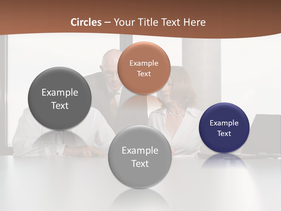 Businessclass Midman Laptopcomputer PowerPoint Template