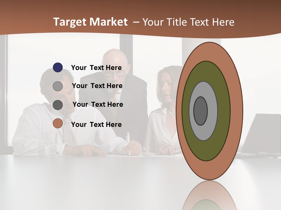 Businessclass Midman Laptopcomputer PowerPoint Template