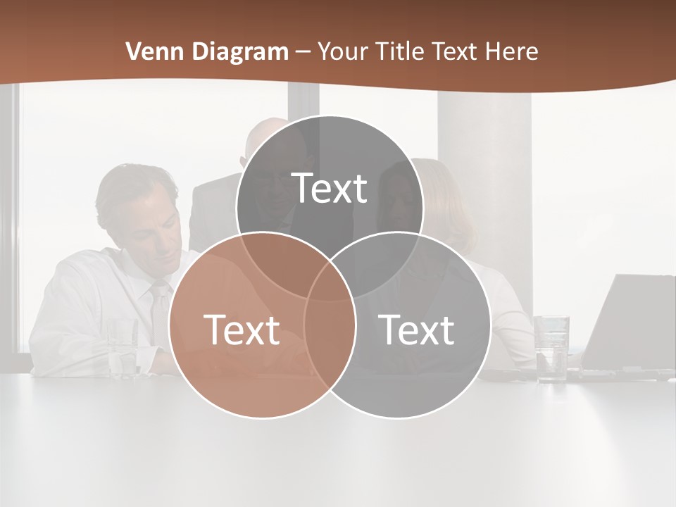 Businessclass Midman Laptopcomputer PowerPoint Template