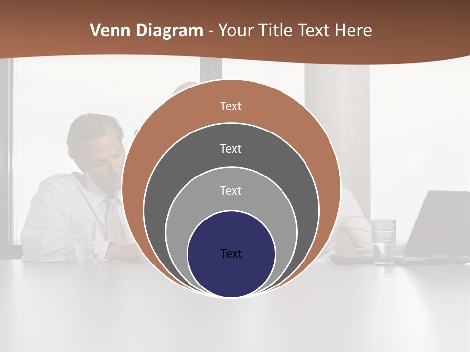 Businessclass Midman Laptopcomputer PowerPoint Template