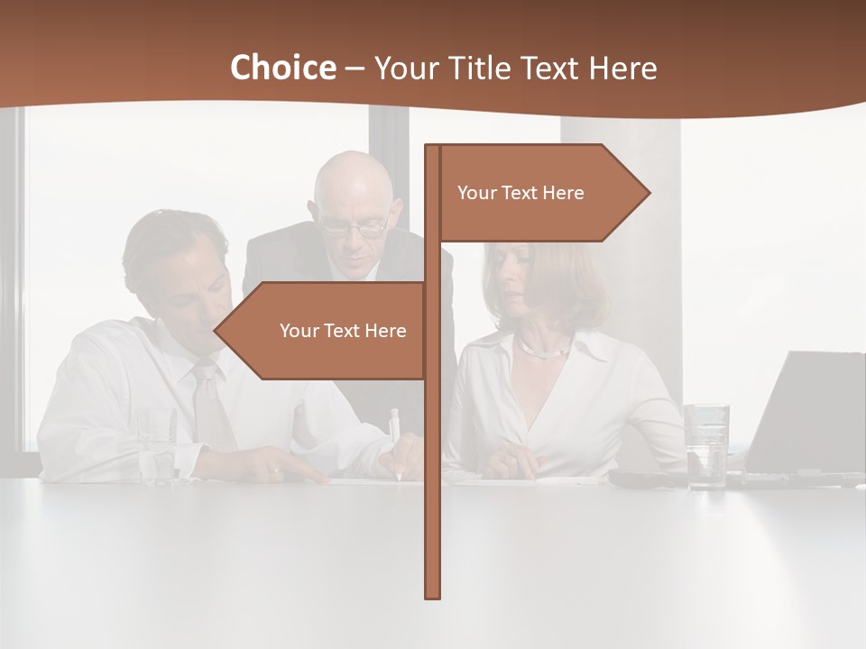 Businessclass Midman Laptopcomputer PowerPoint Template